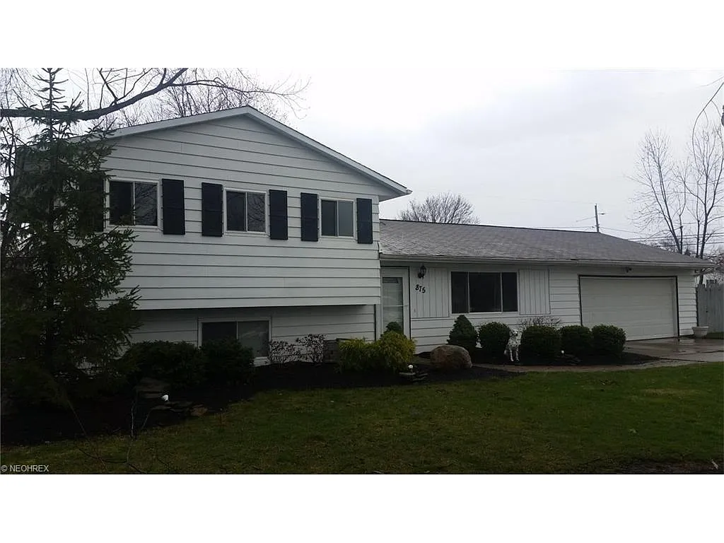 875 Roberts St photo 1