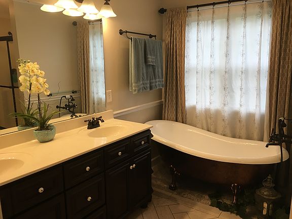 Master Bath-claw foot tub