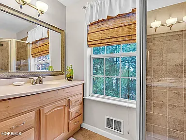 565 Woodbine Ln — Photo 12