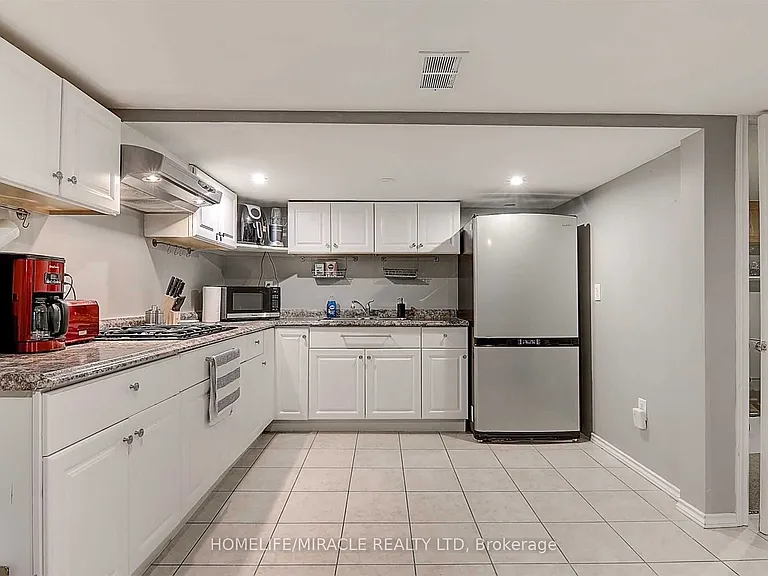 28 Oceanpearl Cres #BASEMENT — Photo 3