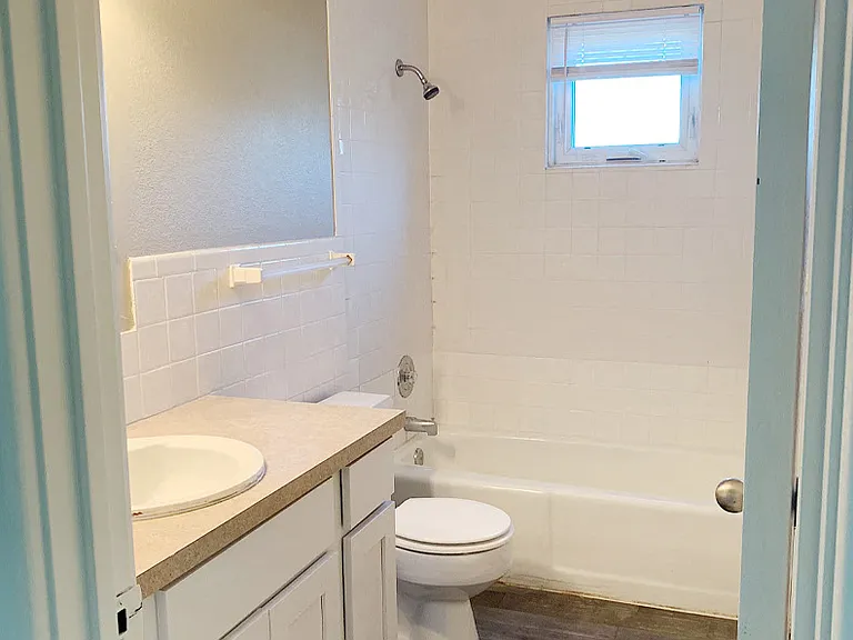 Oak Creek Apartments — Photo 22
