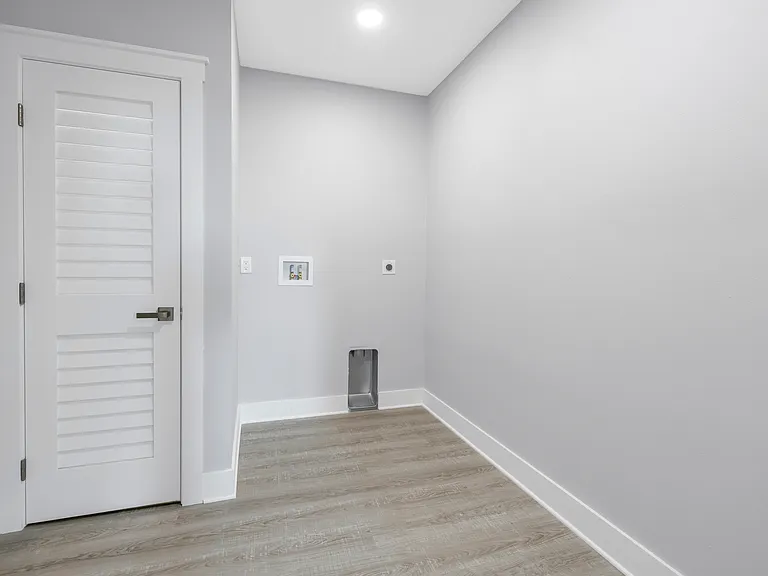 12404 Capri Cir N — Photo 18