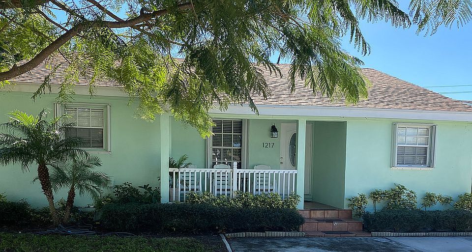 1st image of 1217 Crestwood Blvd