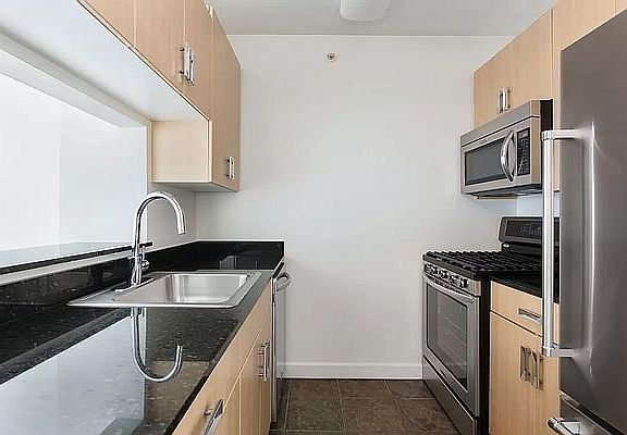 4th image of 141 E 63rd St #10F