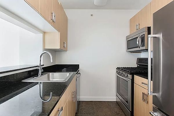 1st image of 141 E 63rd St #28