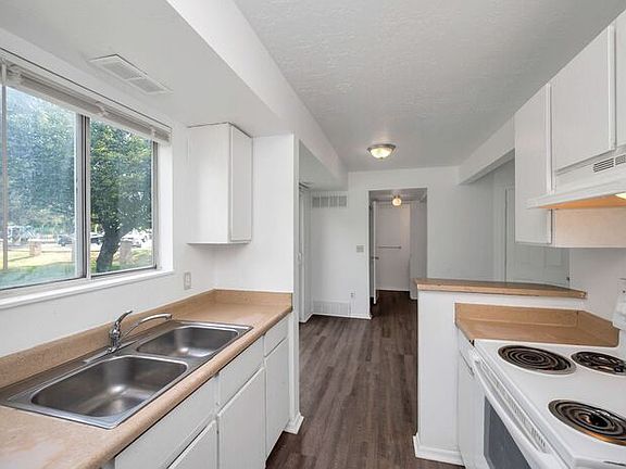 3rd image of 558 N Redwood Rd APT 2-2