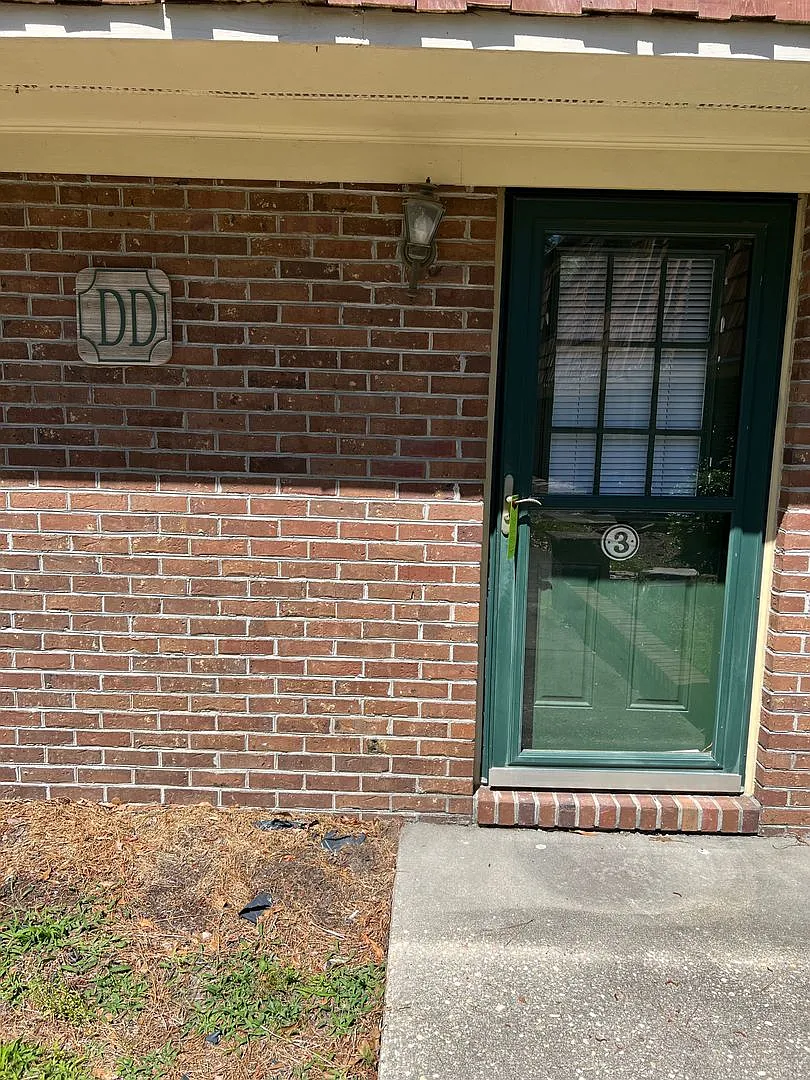 2 Bedroom/1.5 bathroom townhouse for rent $1,300 month — Photo 1
