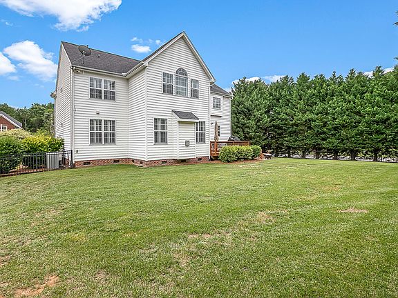 3rd image of 1501 Grayscroft Dr