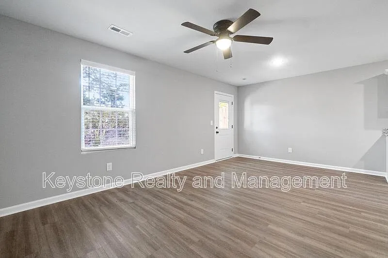 3 bed, 2.5 bath, 1350 sqft, $1,550 — Photo 3
