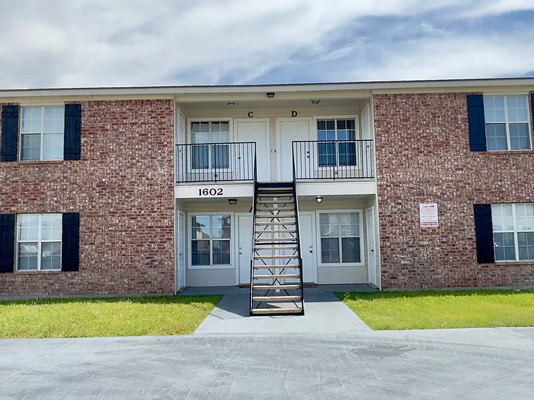 1602 Dugger Cir #D — Photo 1