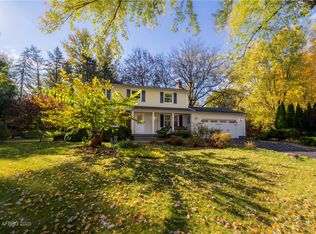 37 Candlewood Dr, Pittsford, NY 14534