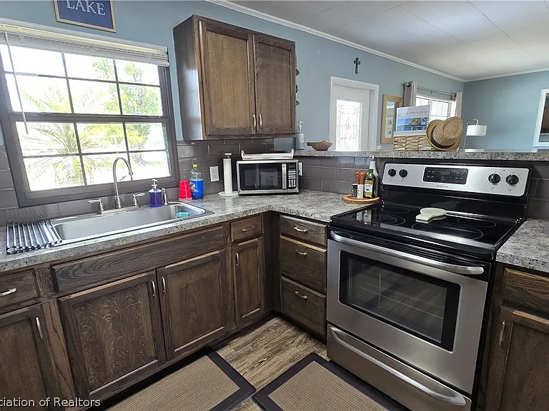 639 Killarney Dr — Photo 6