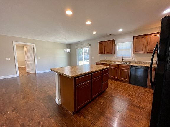 3rd image of 918 Whitecotton Dr