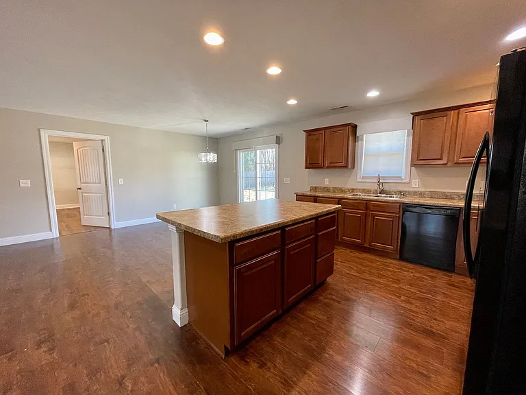 918 Whitecotton Dr — Photo 3