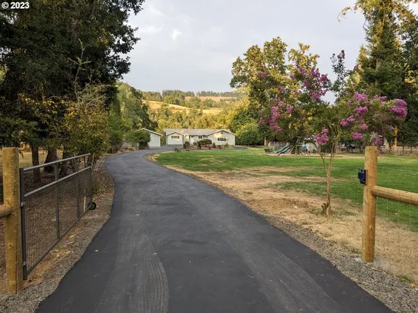 808 Riverwood Ln, Oakland, OR 97462