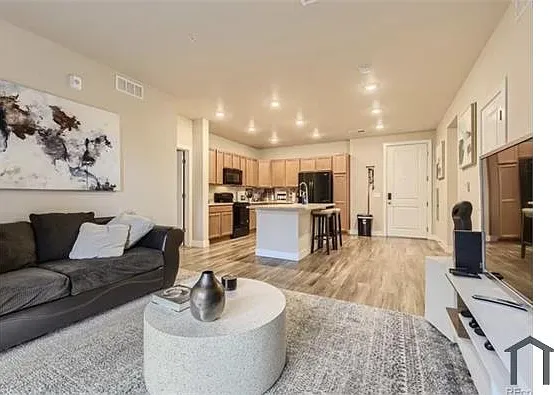 2 bed, 1046 sqft, $1,935 — Photo 2