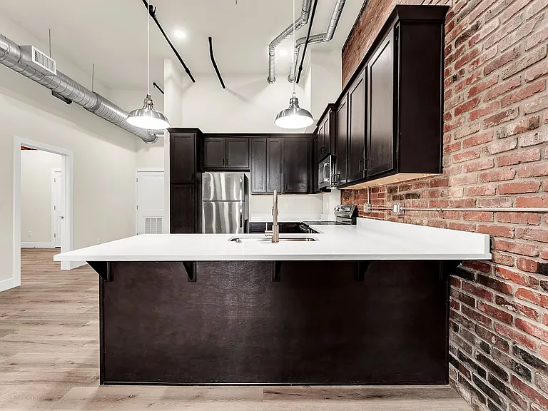 235 N Market Ave — Photo 27