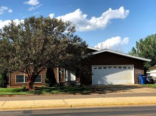 728 12th St W, Dickinson, ND 58601