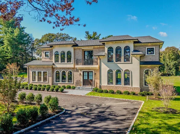 26 Bacon Road, Old Westbury, NY 11568