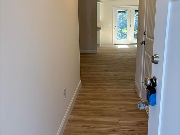 3rd image of 105 Addison Creek Ln