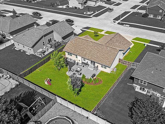 3rd image of 785 Molly Dr