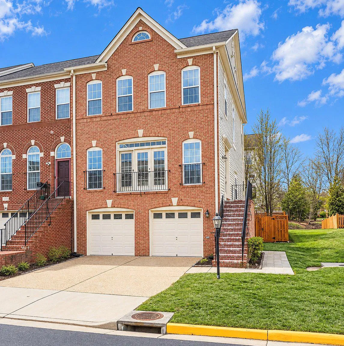 4 bed, 3.5 bath, 2568 sqft, $3,999 — Photo 2