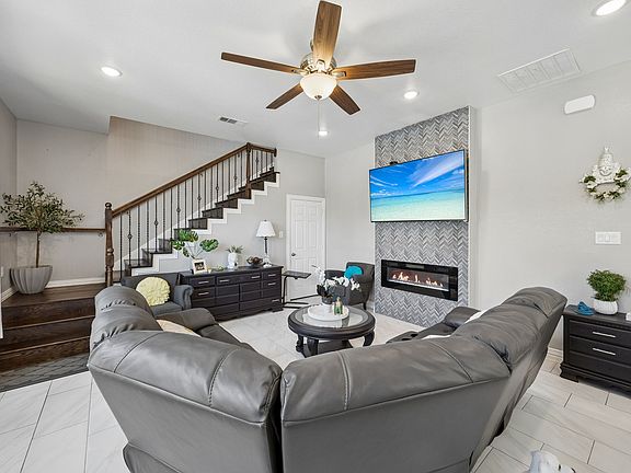 2nd image of 431 W Pioneer Dr