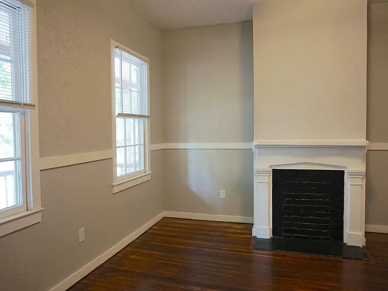 303 W Waldburg St — Photo 17