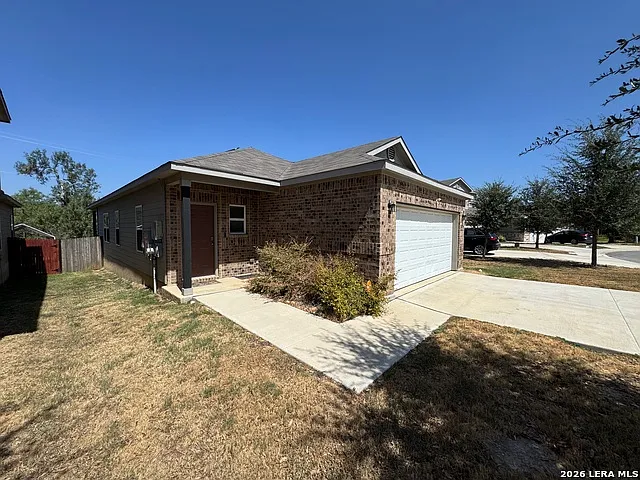 3 bed, 2.0 bath, 1340 sqft, $1,540 — Photo 2