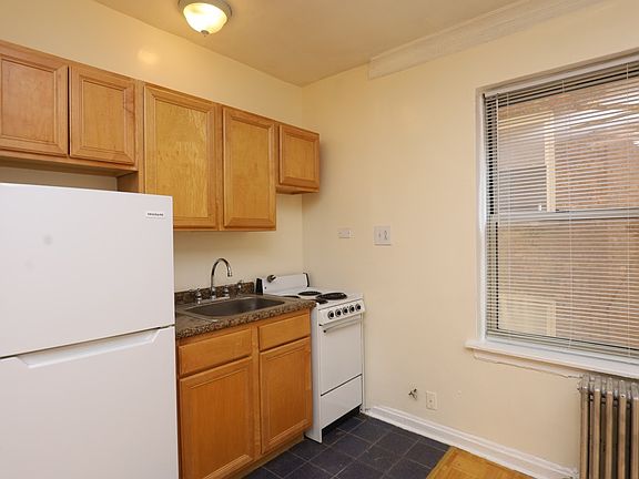 3rd image of 4521.5 N Malden St #M03r