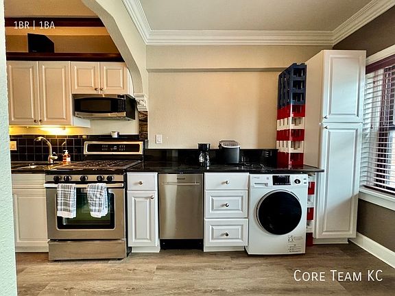3rd image of 702 W 48th St #301