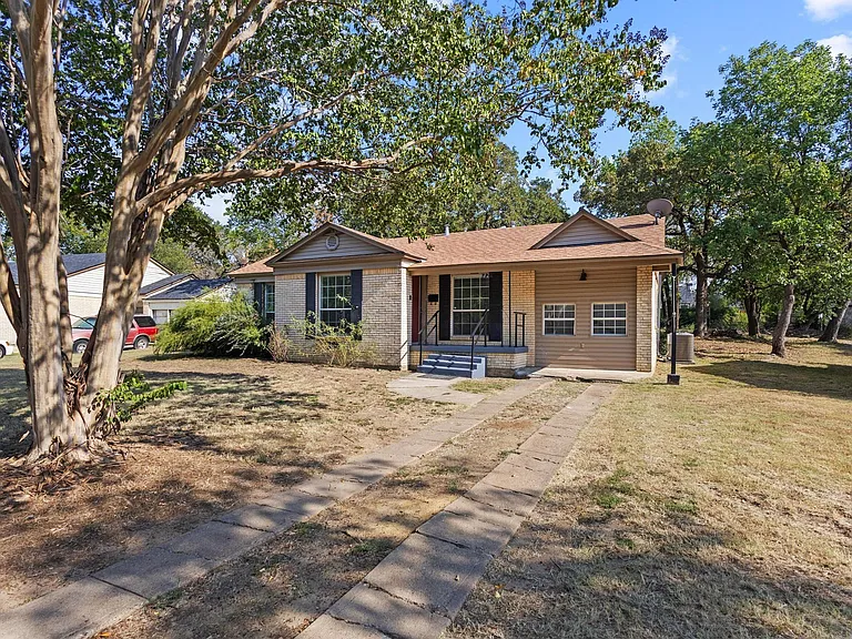 82 Vaughn Dr — Photo 3