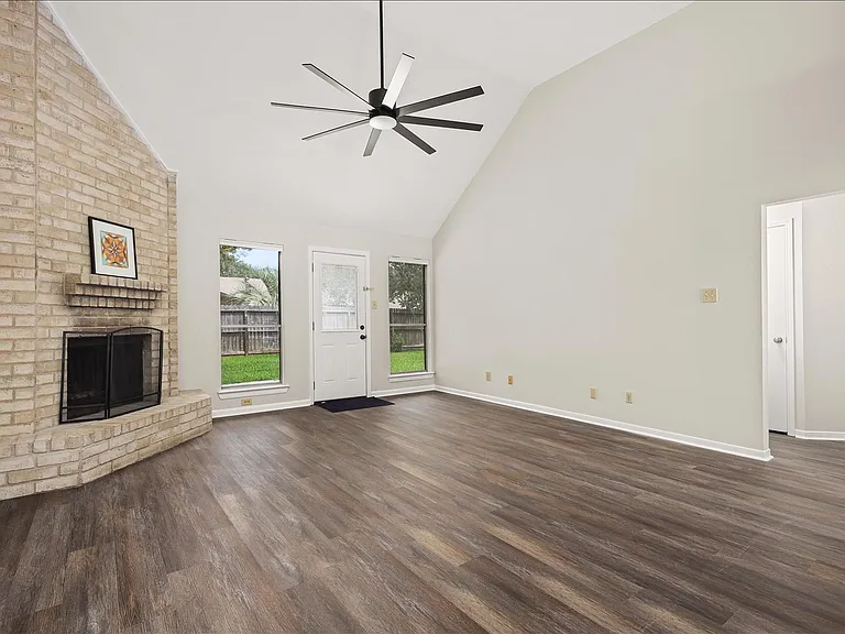 714 Regency Ct — Photo 9