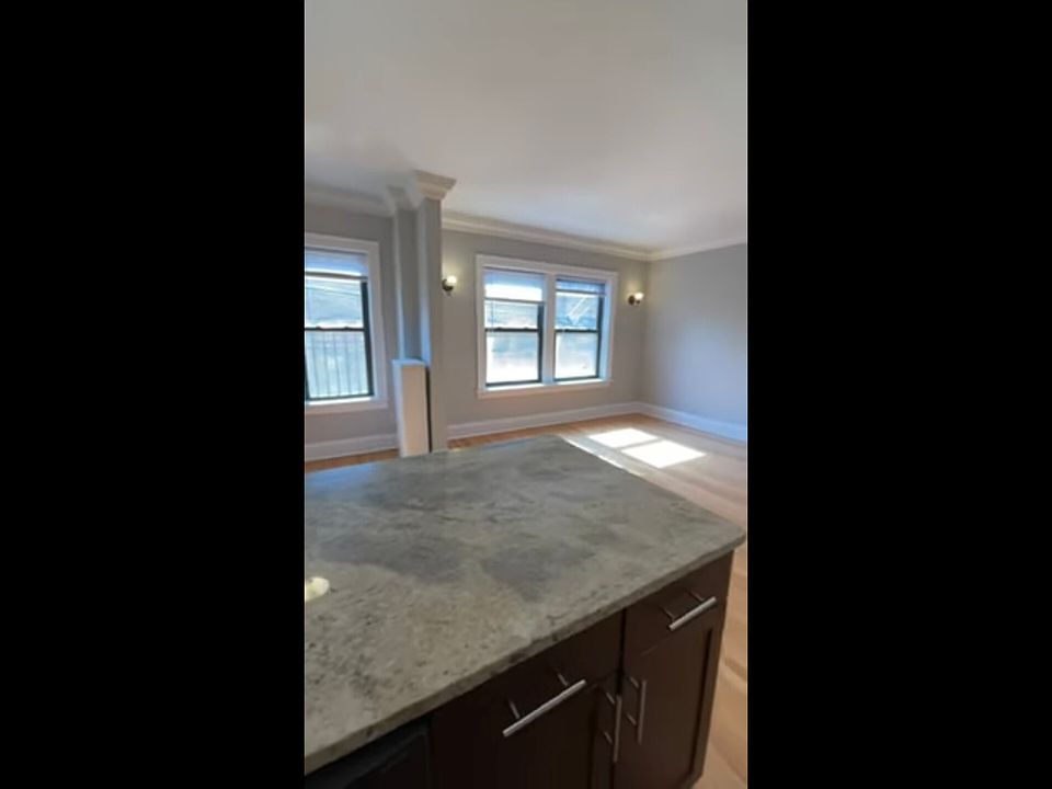 1st image of 401-411 W Fullerton Ave #401-209E