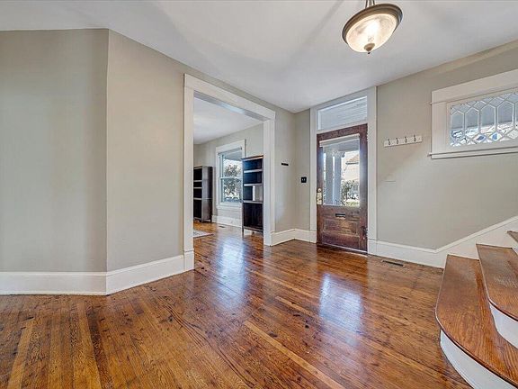 4th image of 618 Mountain Ave SW