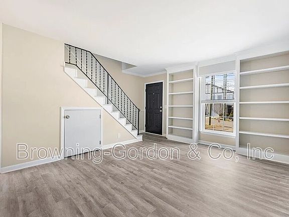 3rd image of 2107A Burns St