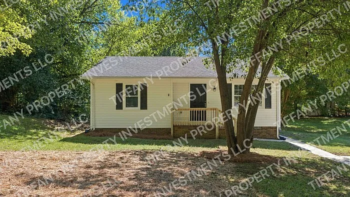 2 bed, 1.0 bath, 901 sqft, $1,300 — Photo 2