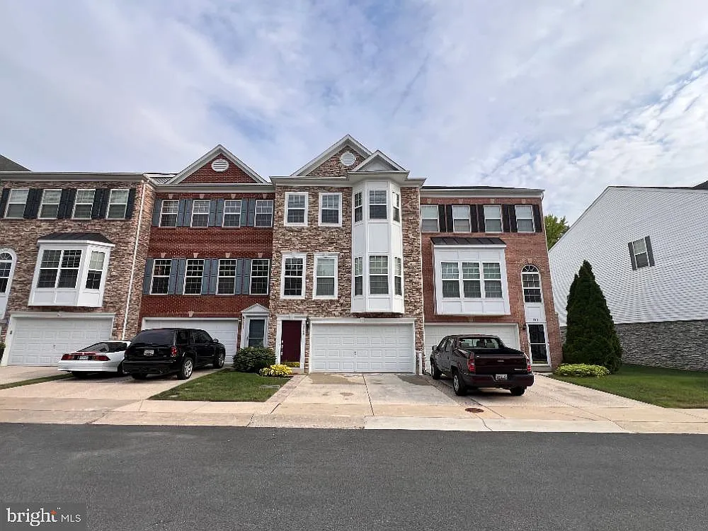 3 bed, 3.5 bath, 2704 sqft, $3,600 — Photo 1