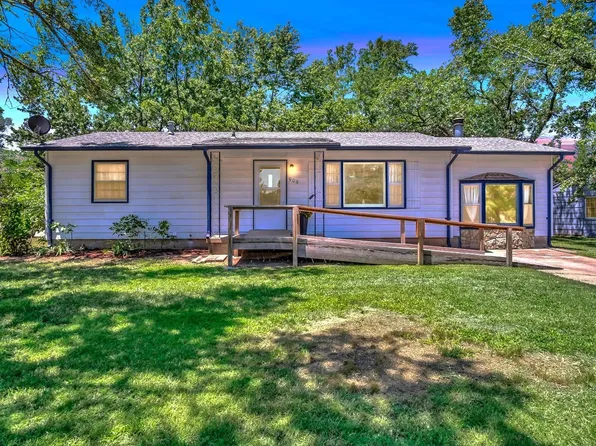 905 S Plum St, Newton, KS 67114