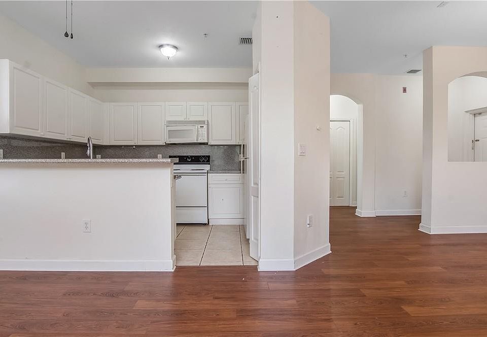 2nd image of 100 S Jacaranda Dr