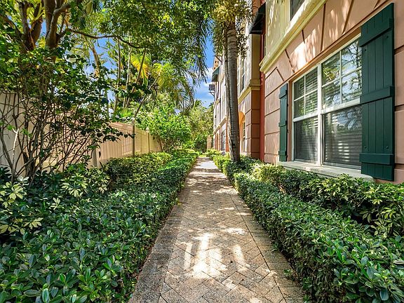 4th image of 1033 NE 17th Way #103