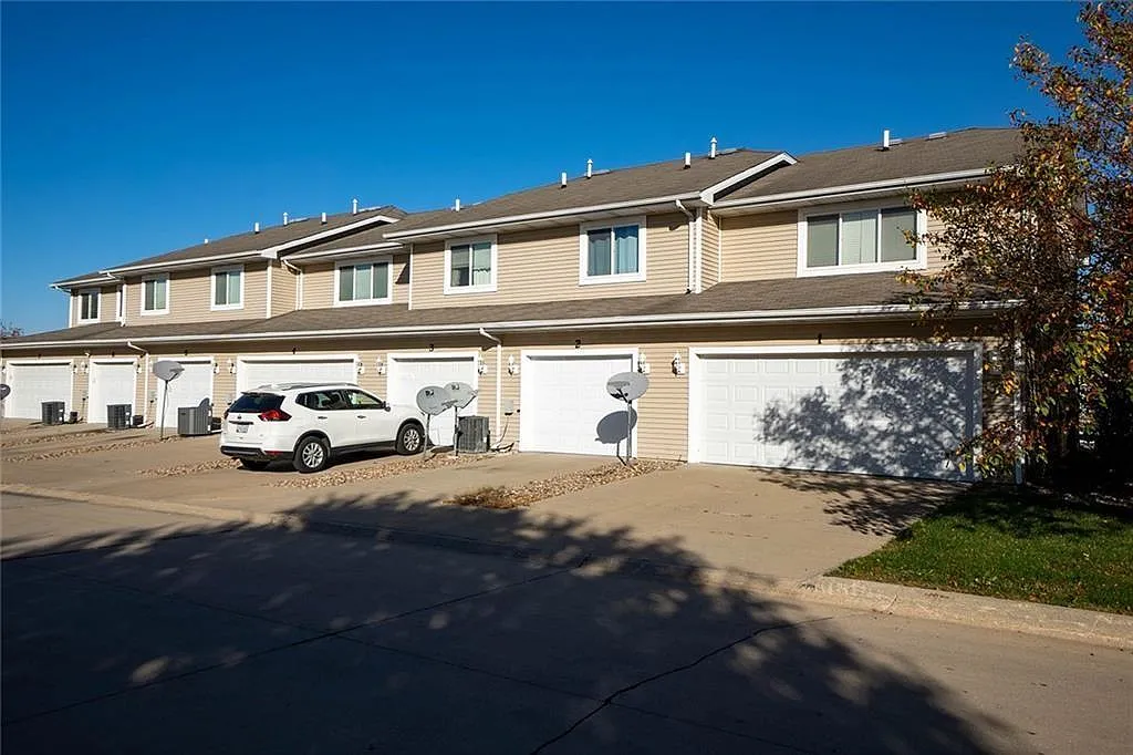 3 bed, 2.5 bath, 1321 sqft, $1,675 — Photo 2