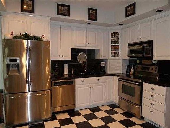 4th image of 409 Sylvan St