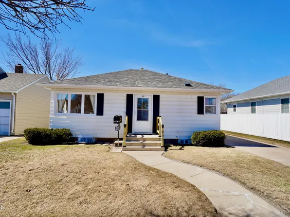906 4th Ave SE, Jamestown, ND 58401