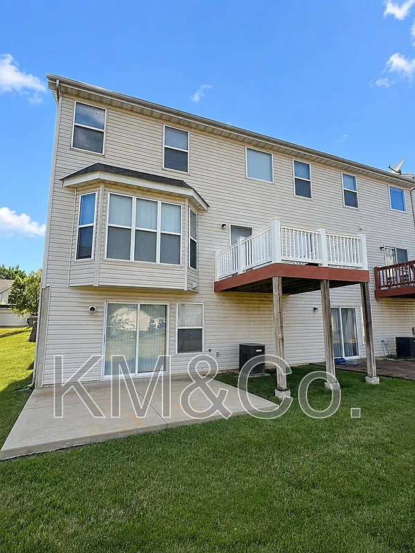 3 bed, 2.5 bath, 1748 sqft, $2,395 — Photo 2