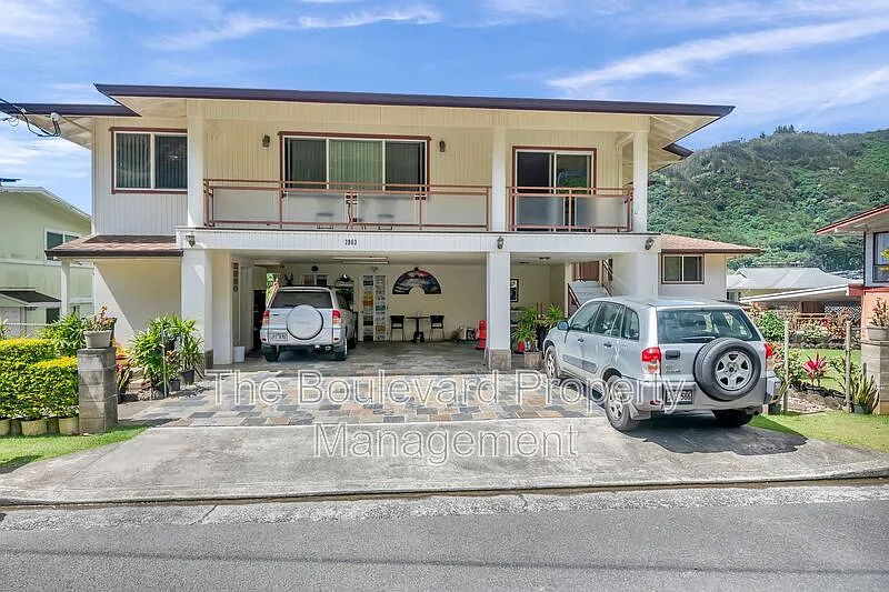 6 bed, 2.0 bath, 2160 sqft, $4,250 — Photo 1