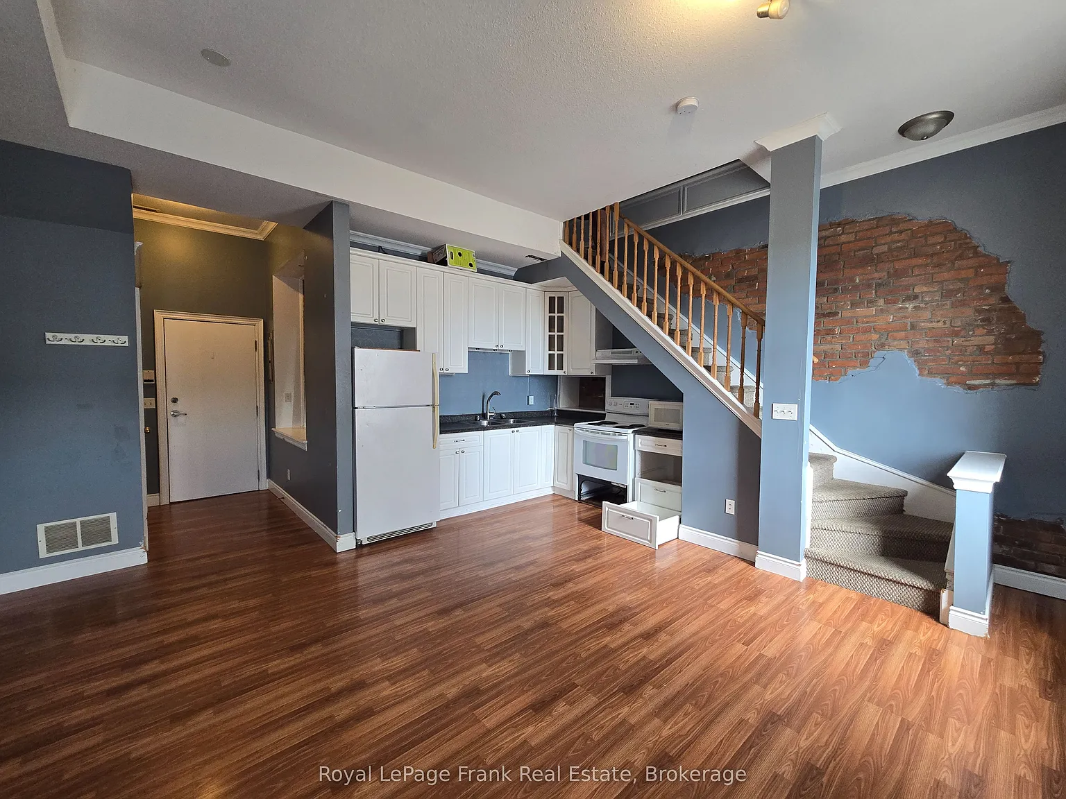 54 King St E — Photo 2
