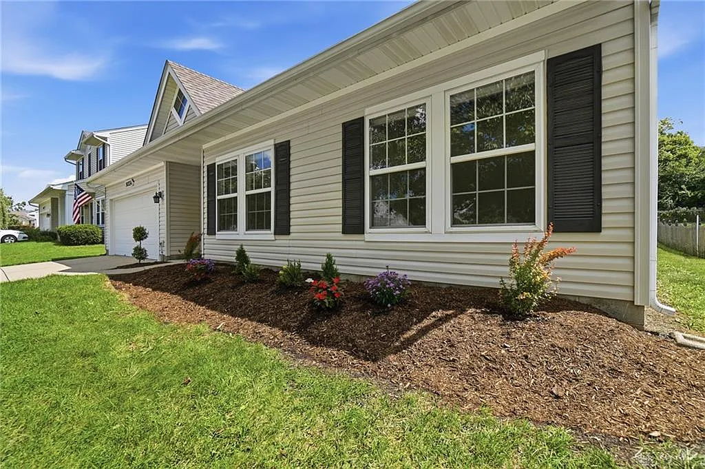 3 bed, 2.0 bath, 1370 sqft, $2,650 — Photo 3