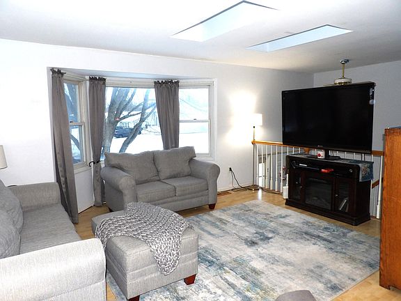 2nd image of 79 Maple Ct