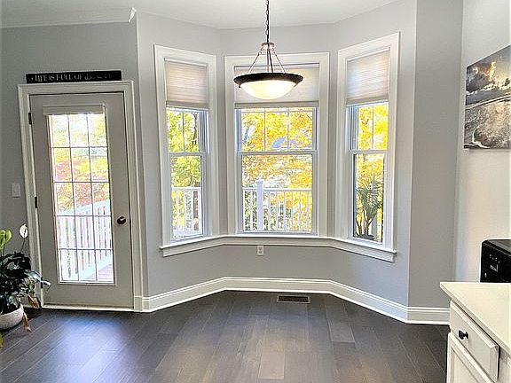 Eat In Kitchen w/ balcony